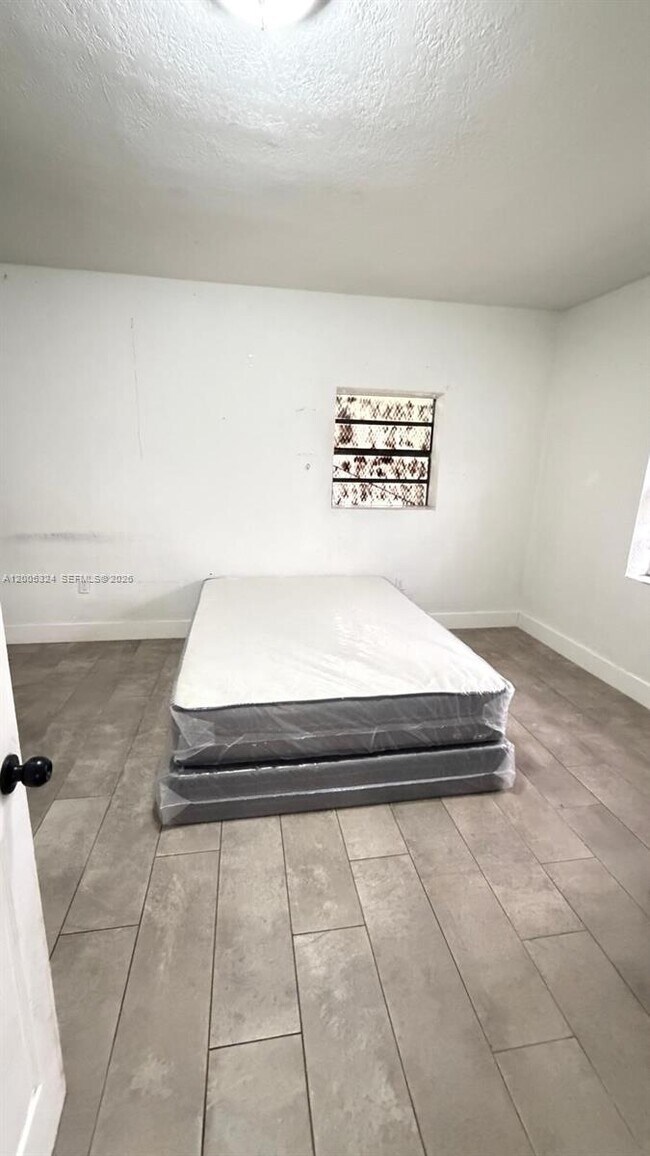 301 NW 37th St