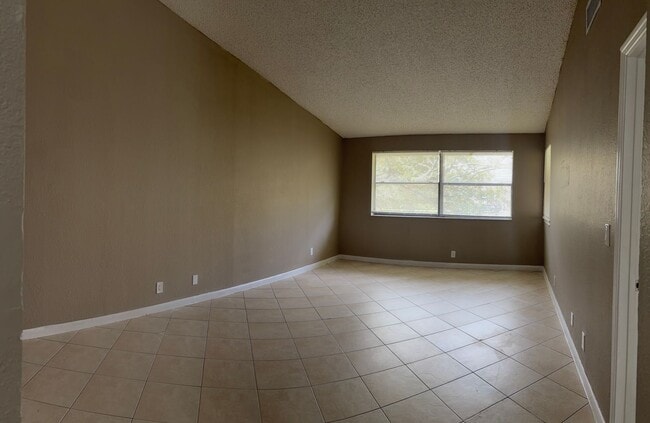 Photo - AFFORDABLE 2/2 IN CORAL SPRINGS! Great Location + Amazing Specials! Unit 11583-B2 - Westmount