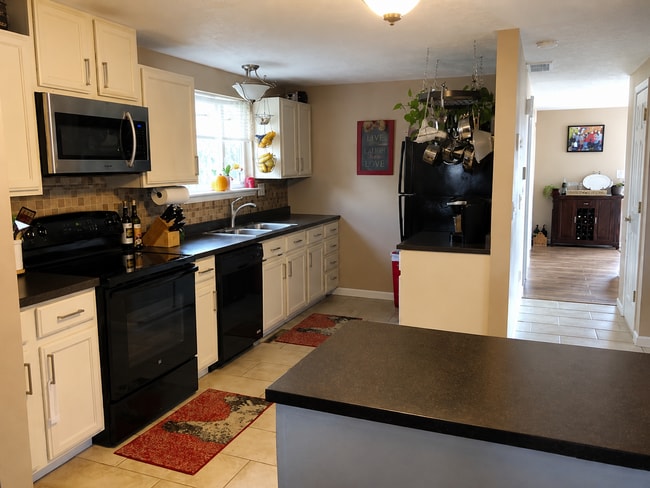 Photo - Beautiful 4 Bedroom Available in Rossborough