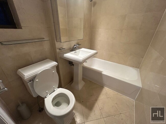 Photo - E 18TH ST. Unidad A2