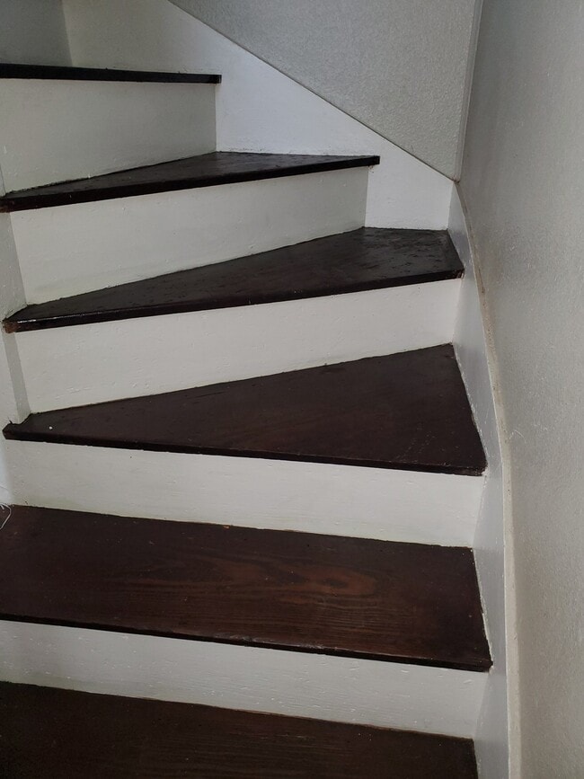 Escaleras - 415 E Kenedy Ave Unidad Front