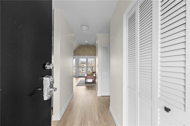 Photo - 580 Thames St Unit B2