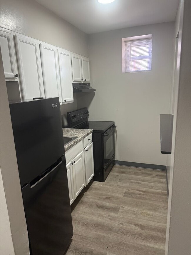 Building Photo - Mayflower Apartments Unit Apt 830B
