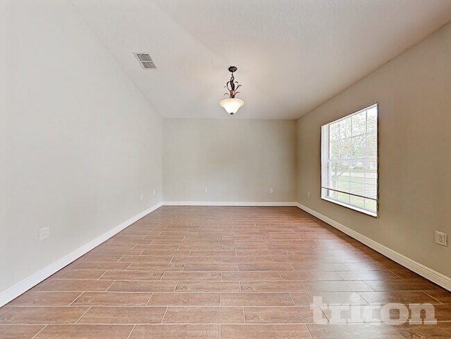 Photo - 2020 Nobleton Ave