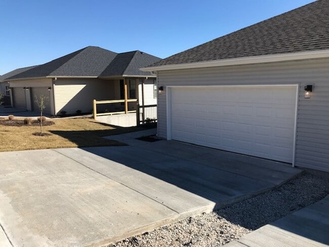 Photo - 3 Bedroom 2 Bath 2 Car Garage For Rent in Branson MO