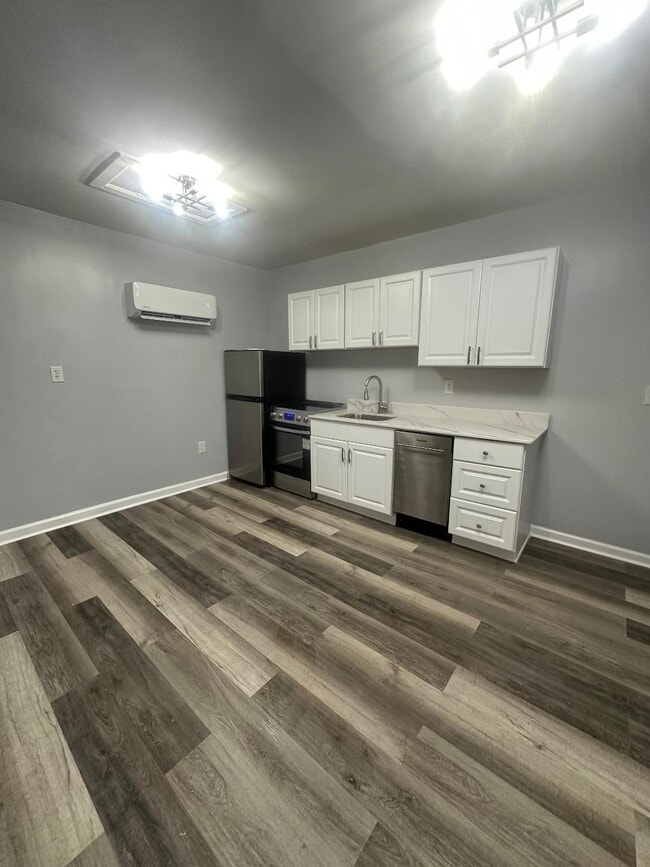 Building Photo - 824 E 39th St Unit B