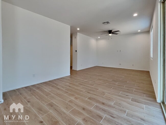 Photo - 10758 W McKinley St