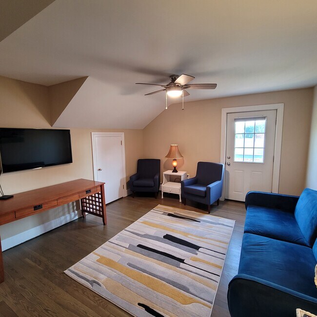 Spacious living room - 1235 Gardners Neck Rd Unit 2