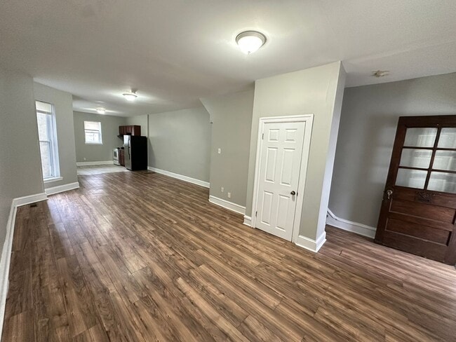 Building Photo - 440 W Fisher Ave