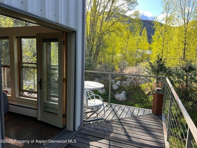 Building Photo - 410 N Mill St