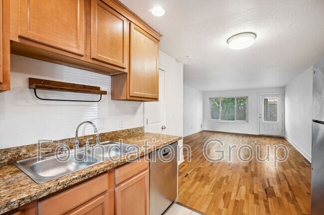 Photo - 118 12th Ave E