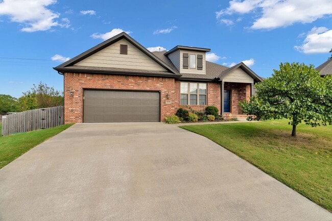 Building Photo - Very well maintained 4 Bed 3 Bath home in Great Location!