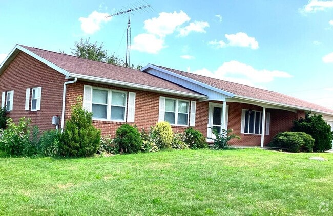 Building Photo - Spacious 3-Bed, 2.5-Bath Ranch-Style Home ...