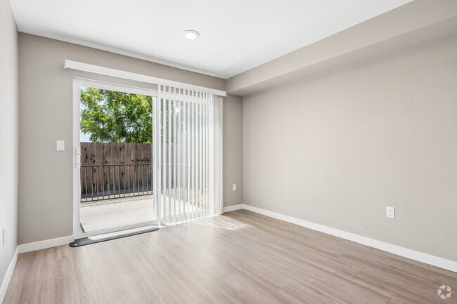 1BR, 1BA - 588SF - Living Room