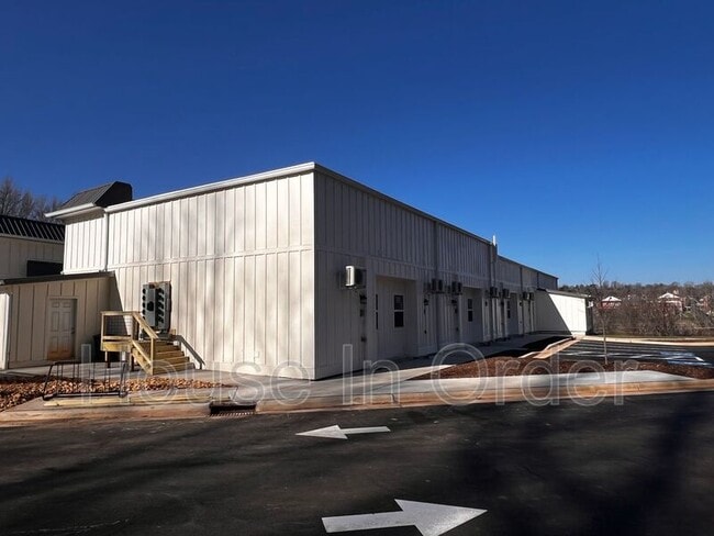 Photo - 200 Cowan St