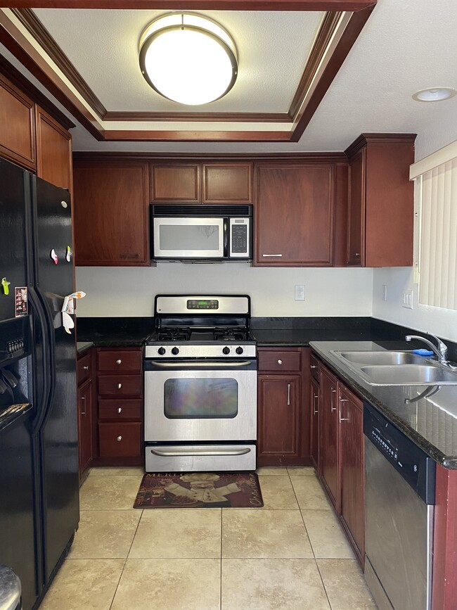 Kitchen - Plenty of Cabinet space and Appliances included - 408 N Imperial Ave Unidad E Rental