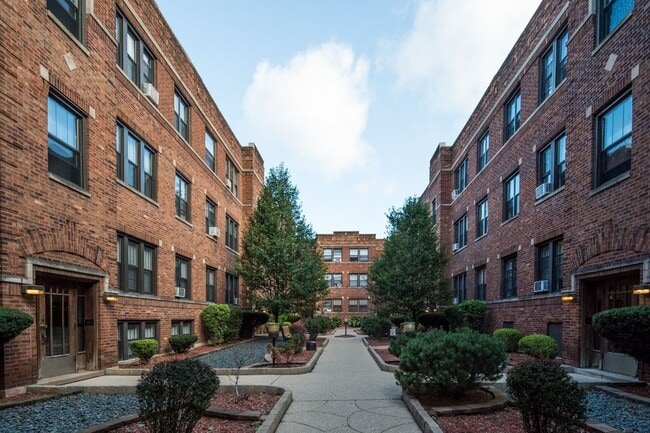 Building Photo - 627 W Cornelia Ave Unit S4