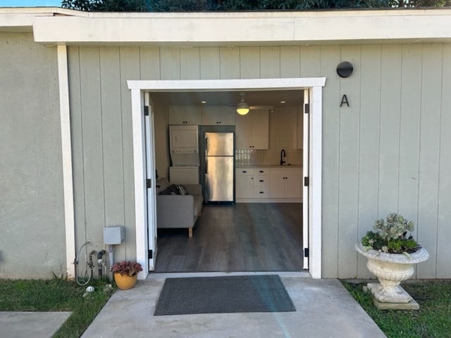 View of entrance with double doors - 3213 Maine Ave Unidad A