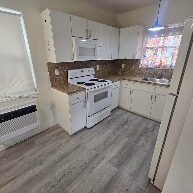 Photo - 108 SE 10th Ave Unit Rear