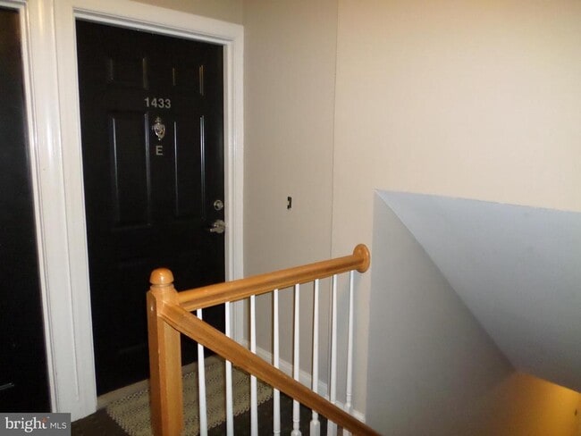 Building Photo - 1433 A St NE Unit E