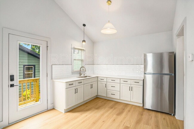 Photo - 1081 Hill St SE