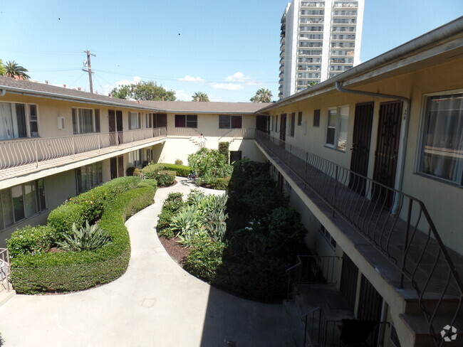 Building Photo - 728 Cedar Ave Unit 28 Rental