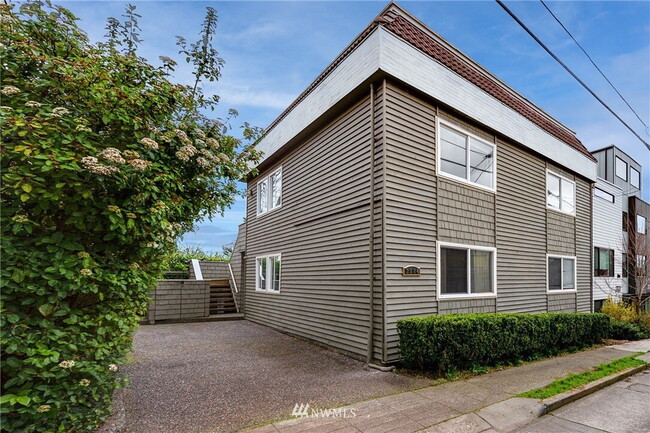 Building Photo - "Spacious 3-Bed Oasis with 2 Full Baths in Prime Seattle Location – 1800 Sq Ft of Comfort!" Unit B