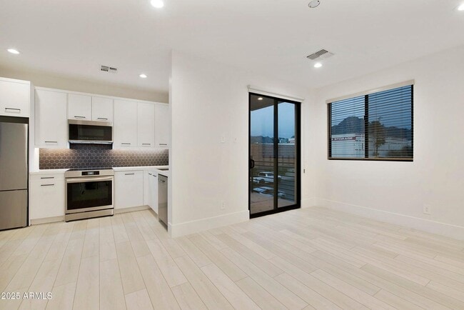 Building Photo - 1611 E Lamar Rd Rental