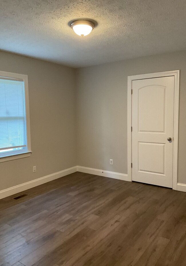 Photo - Available now!! Three bedroom, three full ... House