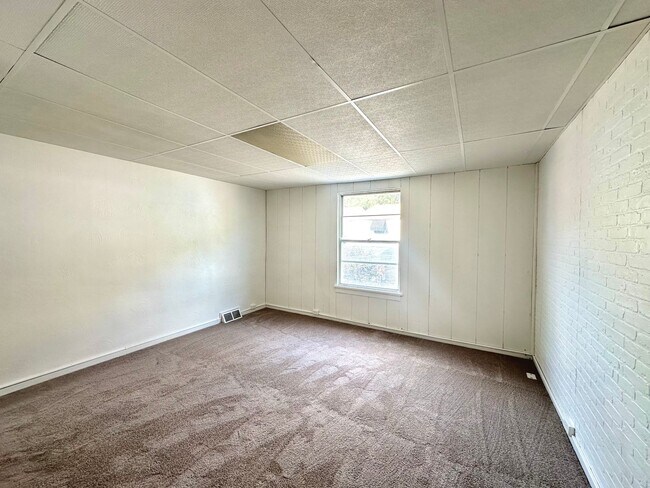 Photo - Renovated 2 Bed, 1 Bath Apartment in Sharp... Unidad 2