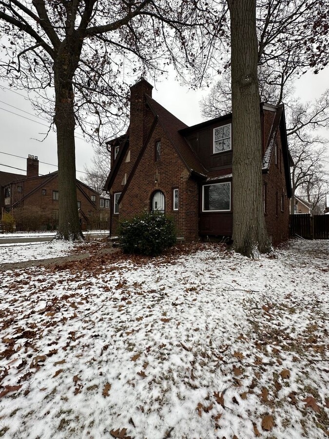 Photo - Beautiful 4 bedroom brick tudor