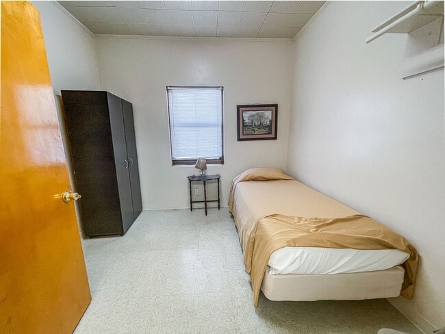 Building Photo - 13 Bedrooms 3 Bathrooms for rent in LOVING NM Rental