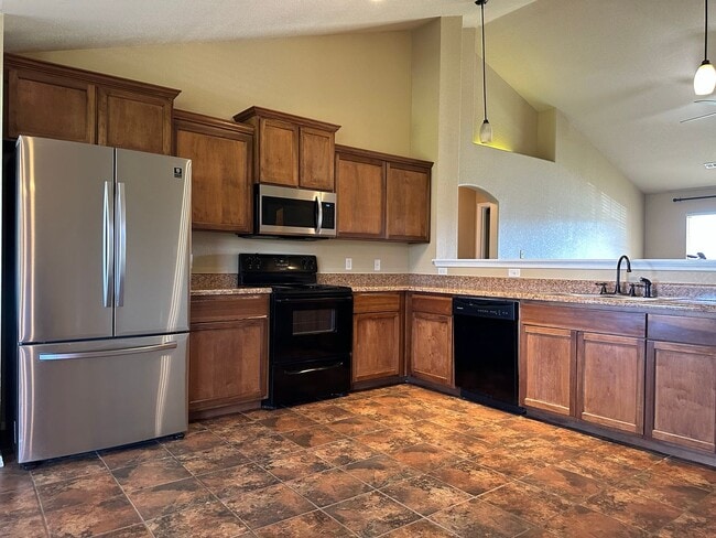Photo - * Move-In Special * Beautiful Living: 3 Be...