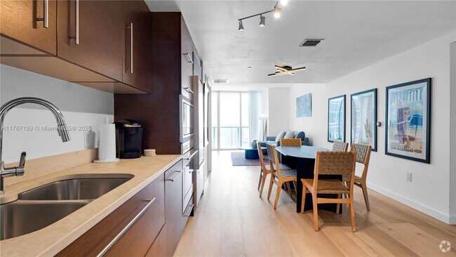 Building Photo - 485 Brickell Ave Unit 3911 Rental