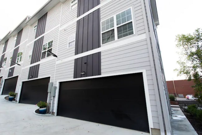 Two-car garage - 421 Elysian Fields Rd Unit 5