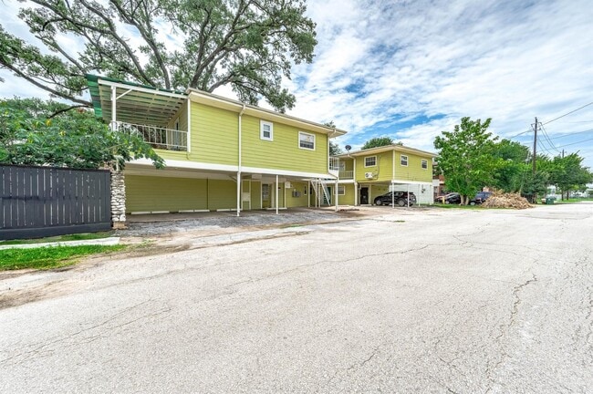 Building Photo - 1711 Fourcade St Unit 5