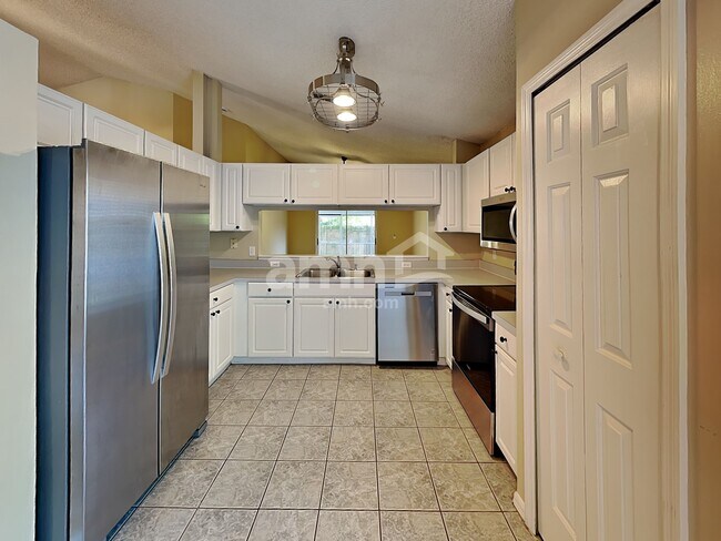 Photo - 2911 St James Ln