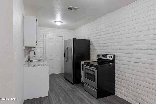 Building Photo - 3111 W Jefferson St Unit 1