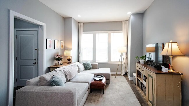 Photo - 1938 N Rockwell St Unidad 1