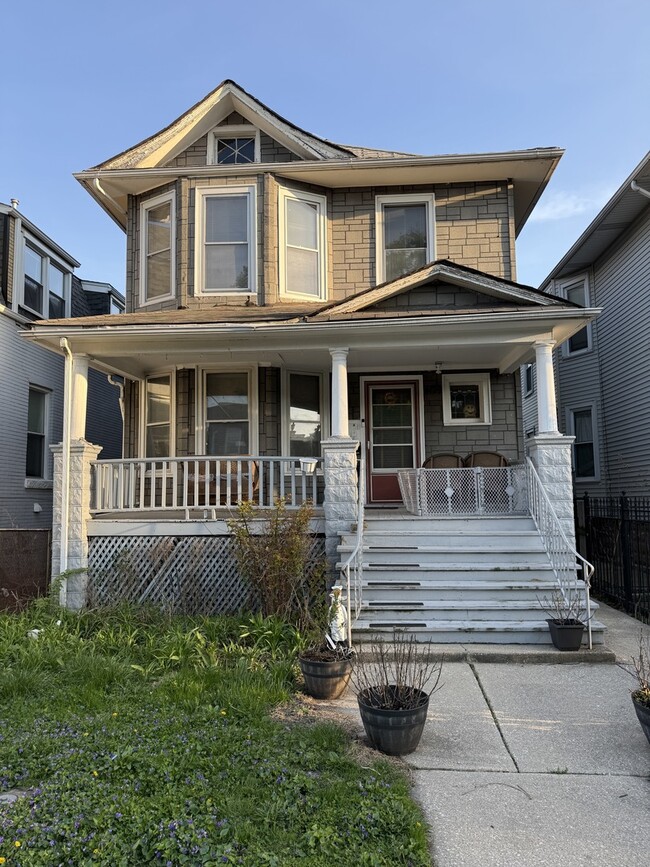 Building Photo - 4129 W School St Unit 2