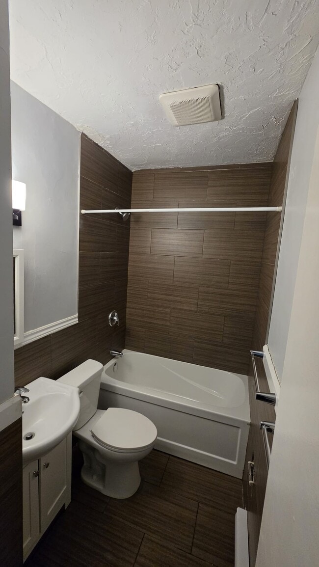 Building Photo - 56 Fleet St Unit 2