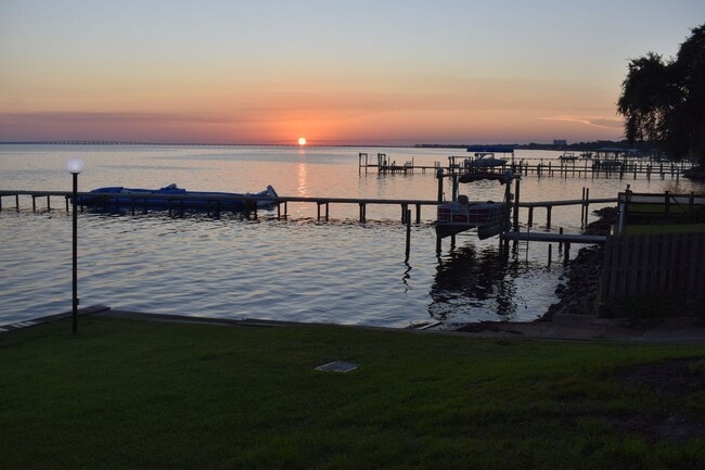 Photo - Waterfront Paradise - Fully Furnished Town...