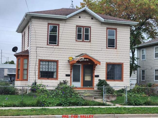 Building Photo - 2 Bed Duplex in Oshkosh, WI - Perfect for cozy living! Unit 421 Otter Ave