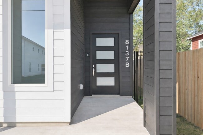 Photo - 8137 Cabot St