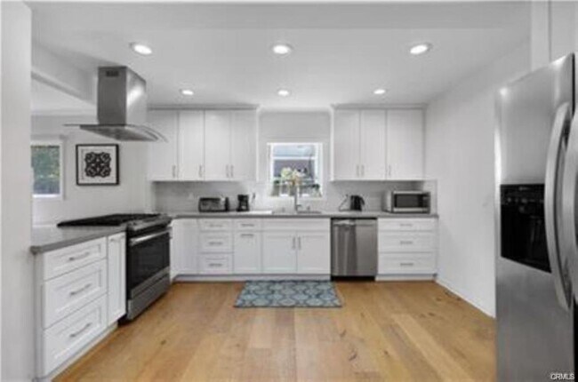 Photo - 22335 Kittridge St