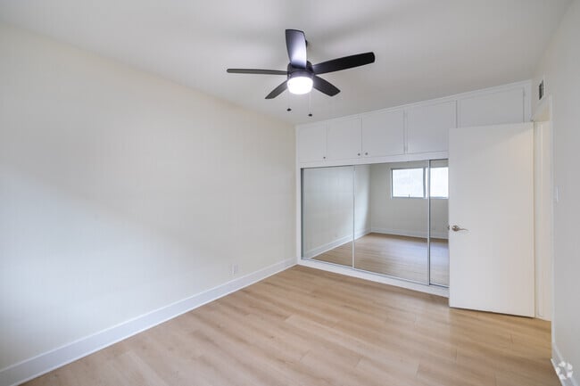 2BR, 1BA - 900SF - Bedroom