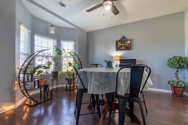 Photo - 126 Owens St NE