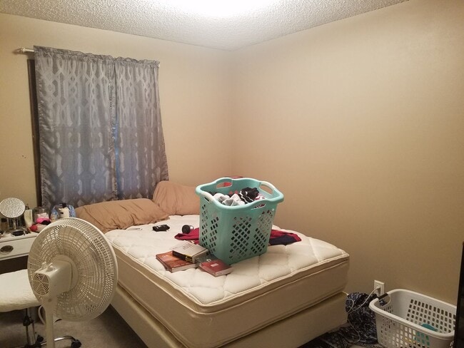 Building Photo - Cedar Falls House Available June 1st