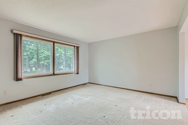 Photo - 11051 Quebec Ave N