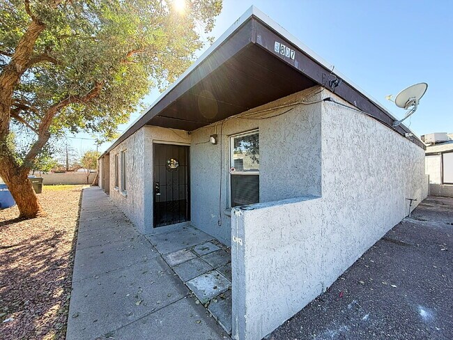 Building Photo - Bright and beautifully updated 2-bedroom h... Unit 1